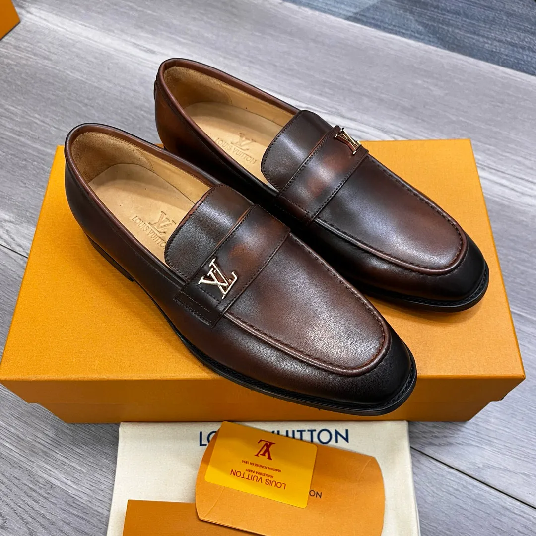 Factory price: 520💰-(LV) men’s formal leather shoes! Genuine molded horsebit, a classic must-have for your shoe cabinet! The feet are particularly delicate! This Gucci original version is a set last, and we are consistent with the counter! Therefore, it is more comfortable in terms of last shape and comfort! Take it to the counter and compare at will! Good shoes are more than just what they make! But grasp the essence from the inside out! Material: Imported first-layer cowhide! Genuine leather outsole imported from Italy, size: 39-44 (38/45 customized, non-refundable)